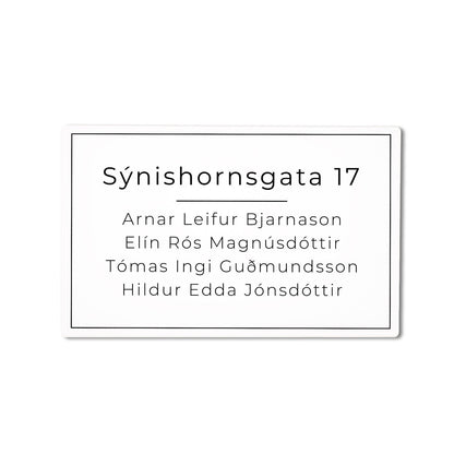 Hurðaskilti hvítt með svörtum texta og götuheiti.