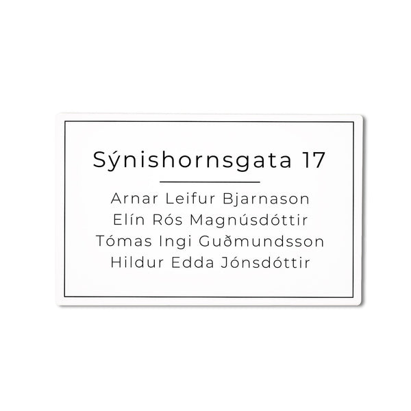 Hurðaskilti hvítt með svörtum texta og götuheiti.