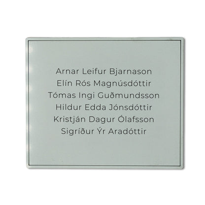 Hurðaskilti silfur. Nútímaleg merking.