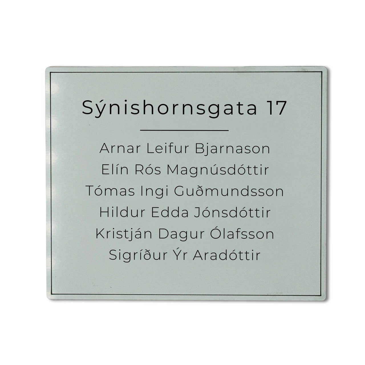 Stórt sporöskjulaga skilti á hurð með heimilisfangi.