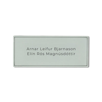 Lítið nafnaskilti silfur. Líkist stáli.