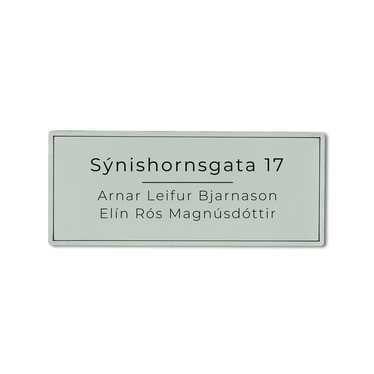 Silfurlitað skilti á póstkassa með heimilisfangi.