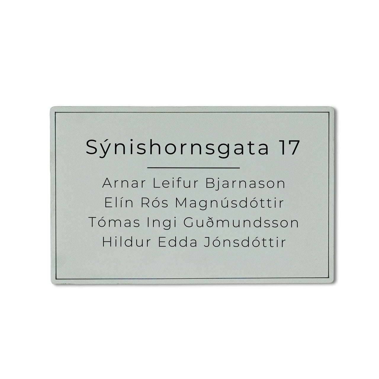 Hurðaskilti silfurlitað með götuheiti.