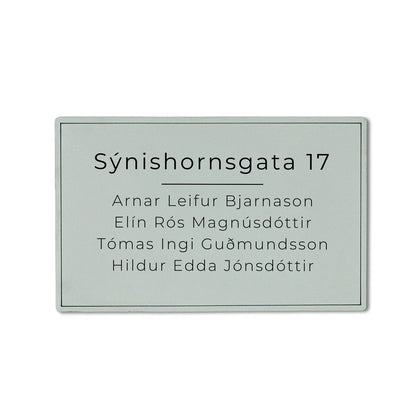Hurðaskilti silfurlitað með götuheiti.