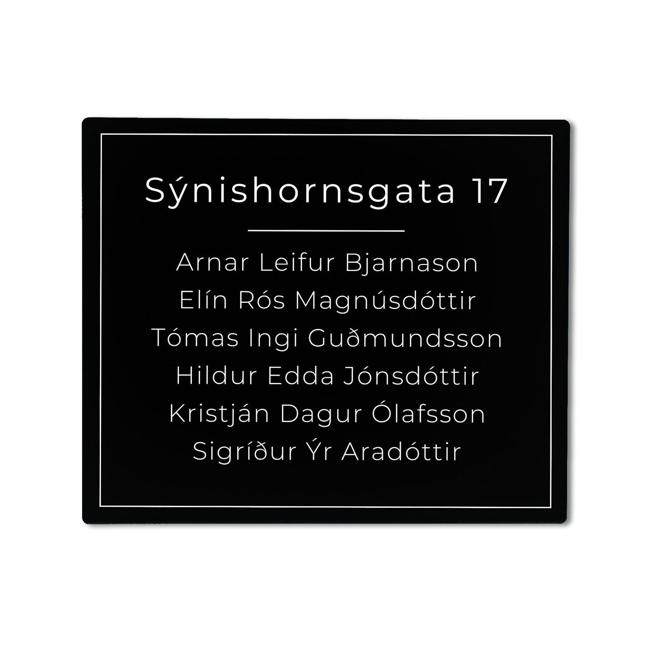 Stórt skilti á hurð með heimilisfangi. Svart plast.