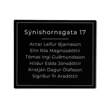 Stórt skilti á hurð með heimilisfangi. Svart plast.