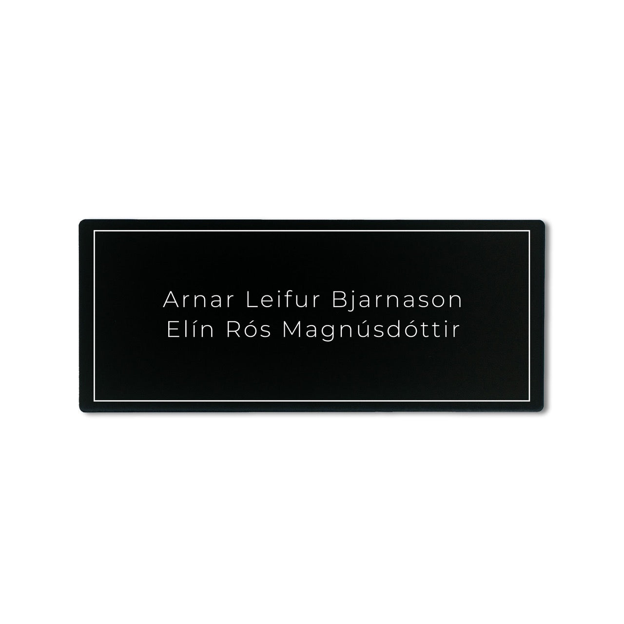 Lítið nafnaskilti svart. Passar vel á ljósar hurðir.