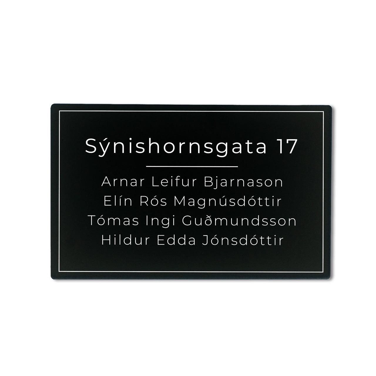 Hurðaskilti svart með hvítu götuheiti. Mjög vinsælt.