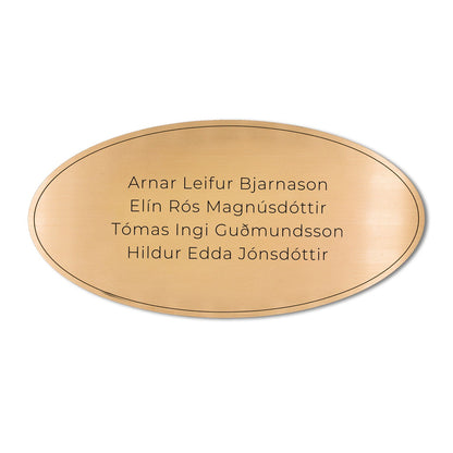 Nafnaskilti á hurð gyllt oval.