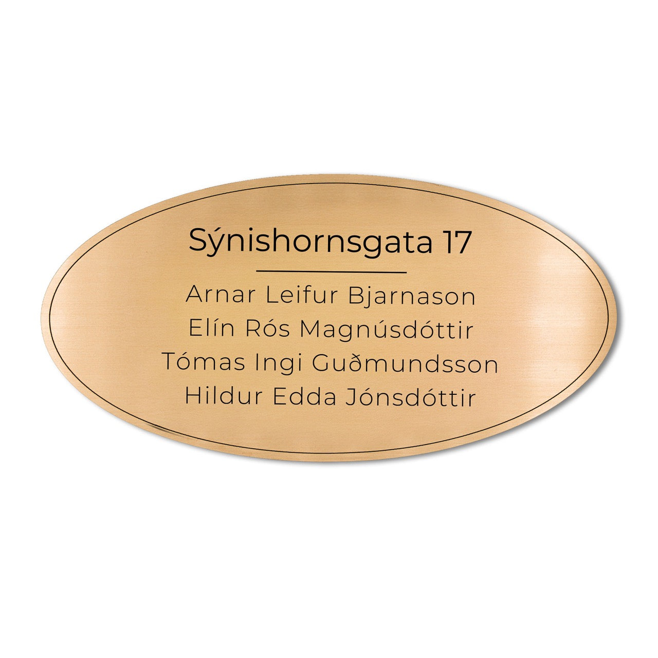 Hurðaskilti gyllt með götuheiti.