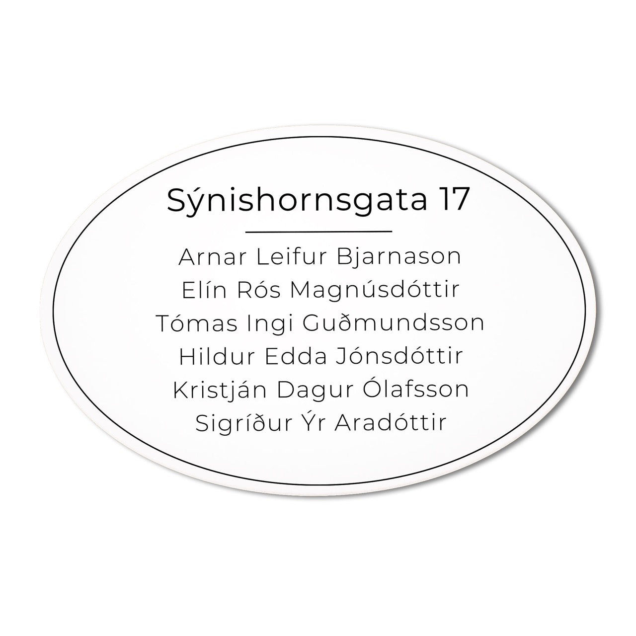 Stórt sporöskjulaga skilti á hurð með heimilisfangi.