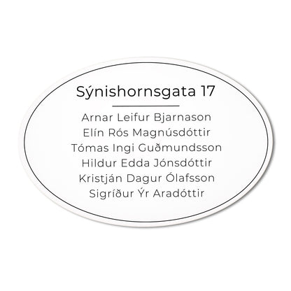 Stórt sporöskjulaga skilti á hurð með heimilisfangi.