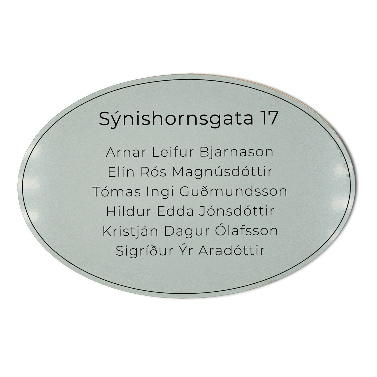 Stórt sporöskjulaga skilti á hurð með heimilisfangi.