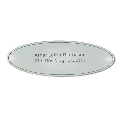 Lítið sporöskjulaga nafnaskilti silfur.