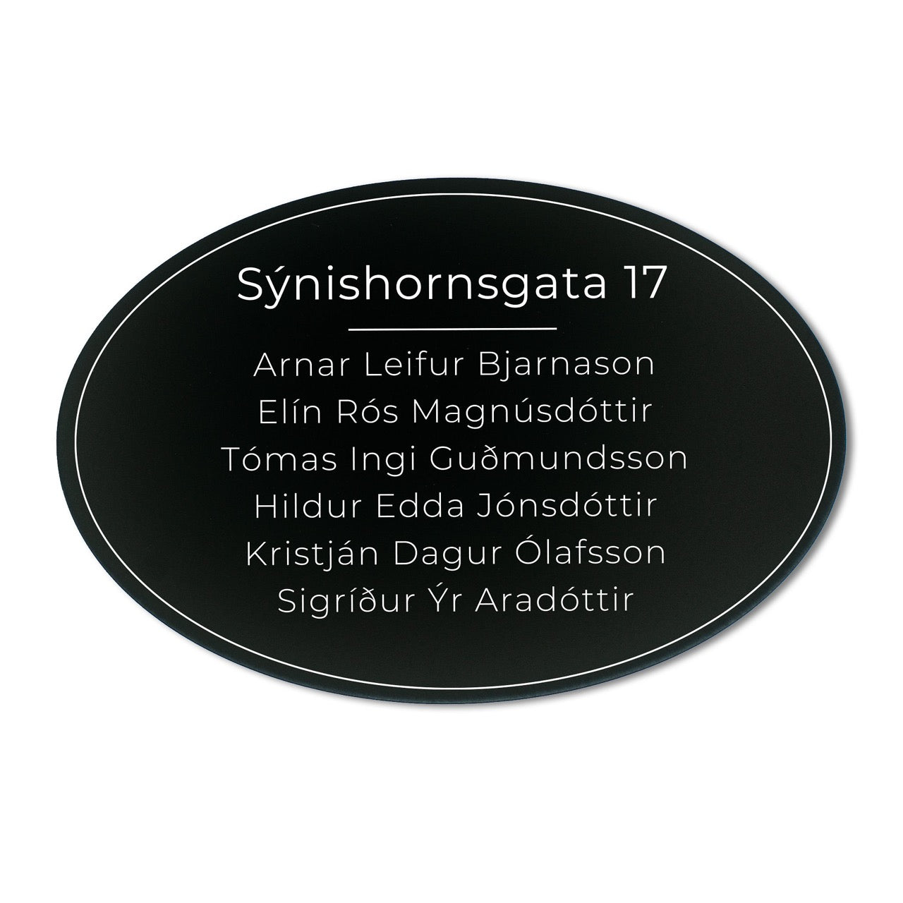 Stórt sporöskjulaga skilti á hurð með heimilisfangi.