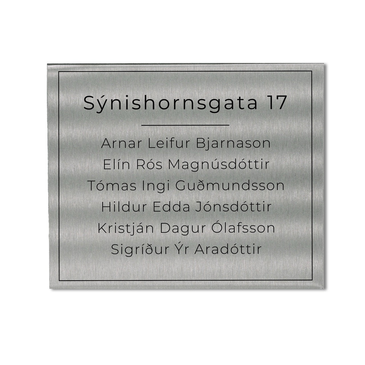 Stórt nafnaskilti á hurð með heimilisfangi úr stáli.