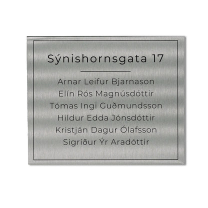 Stórt nafnaskilti á hurð með heimilisfangi úr stáli.