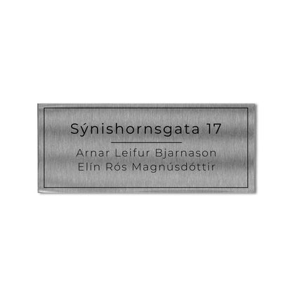 Skilti á póstkassa úr stáli með heimilisfangi.