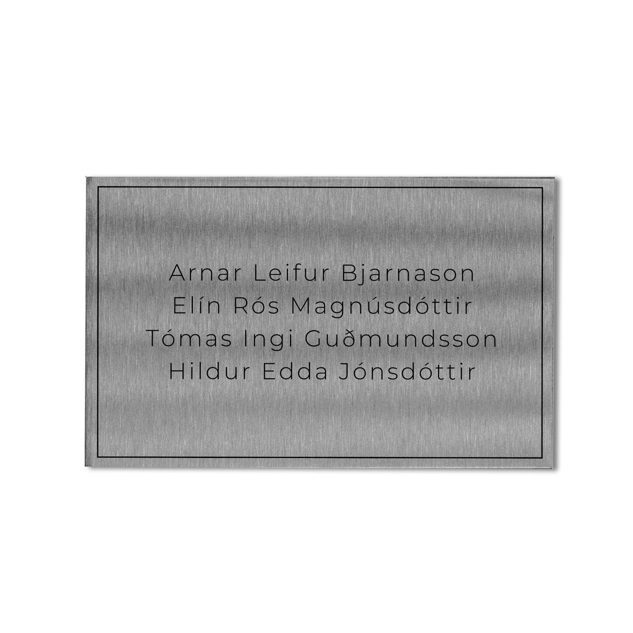 Skilti á hurð úr burstuðu stáli. Nútímalegt nafnaskilti.
