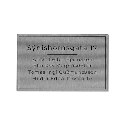 Hurðaskilti úr stáli með götuheiti og nöfnum.