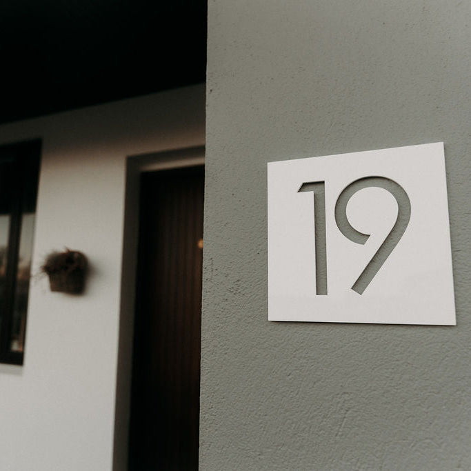 husnumer-hvitt-utskorid-ferhyrnt-synishorn-2