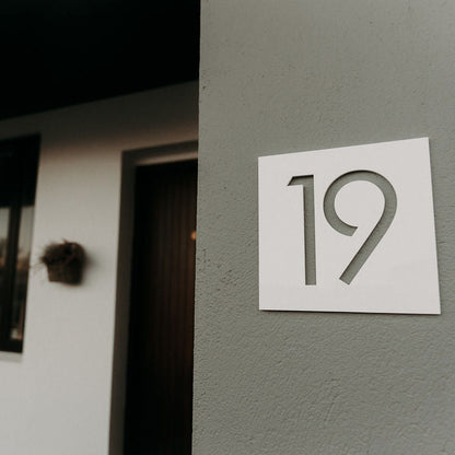 husnumer-hvitt-utskorid-ferhyrnt-synishorn-2