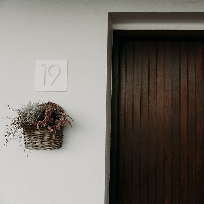 husnumer-hvitt-utskorid-ferhyrnt-synishorn-3