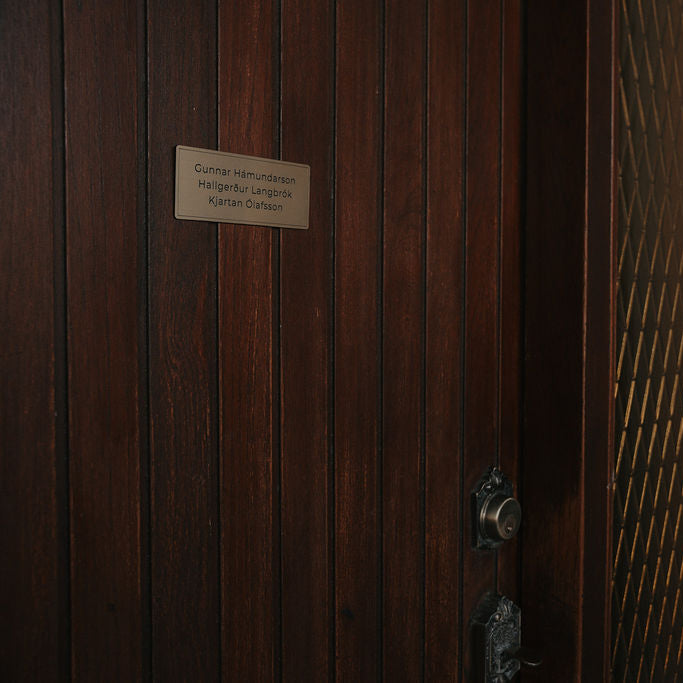 nafnaskilti-a-hurd-gyllt-akryl-ferhyrnt-heimilisfang-ekkert-synishorn