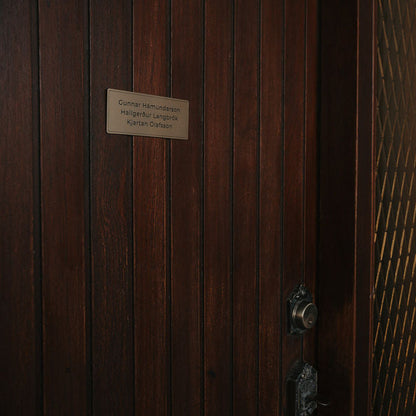 nafnaskilti-a-hurd-gyllt-akryl-ferhyrnt-heimilisfang-ekkert-synishorn