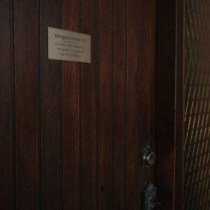 nafnaskilti-a-hurd-gyllt-akryl-ferhyrnt-heimilisfang-synishorn