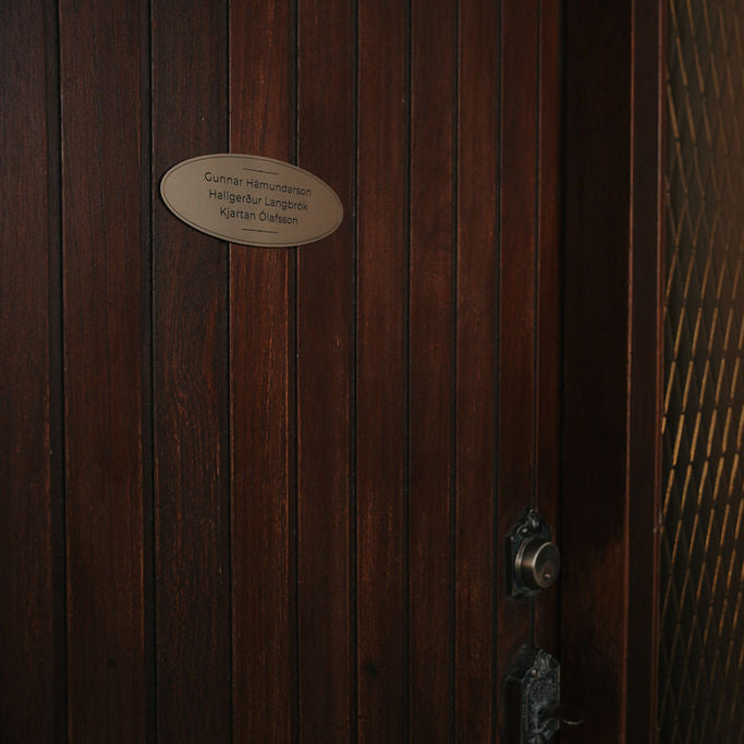 nafnaskilti-a-hurd-gyllt-akryl-sporoskjulaga-heimilisfang-ekkert-synishorn