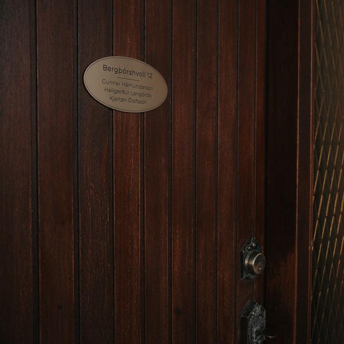 nafnaskilti-a-hurd-gyllt-akryl-sporoskjulaga-heimilisfang-synishorn