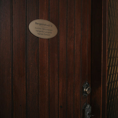 nafnaskilti-a-hurd-gyllt-akryl-sporoskjulaga-heimilisfang-synishorn