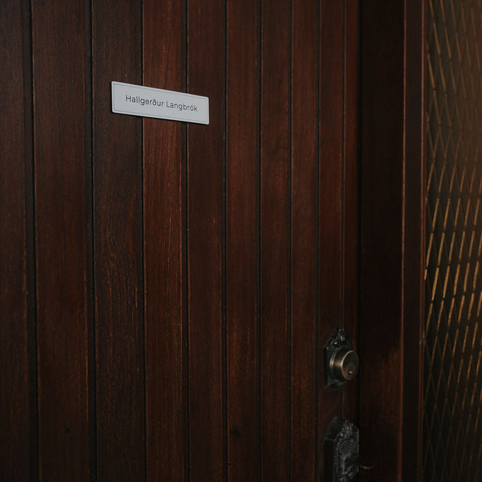 nafnaskilti-a-hurd-hvitt-akryl-ferhyrnt-heimilisfang-ekkert-synishorn