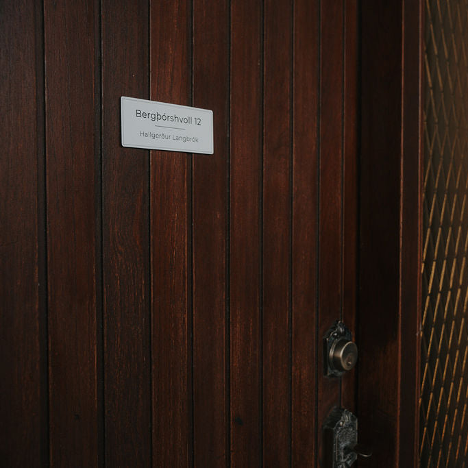 nafnaskilti-a-hurd-hvitt-akryl-ferhyrnt-heimilisfang-synishorn