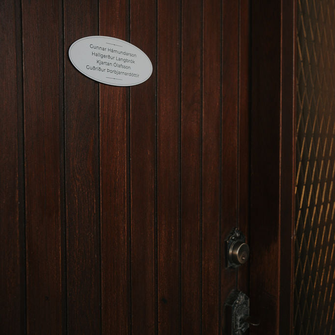 nafnaskilti-a-hurd-hvitt-akryl-sporoskjulaga-heimilisfang-ekkert-synishorn