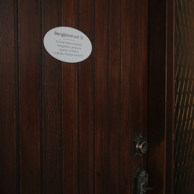 nafnaskilti-a-hurd-hvitt-akryl-sporoskjulaga-heimilisfang-synishorn