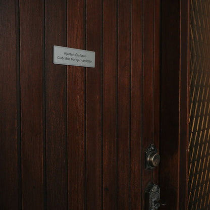 nafnaskilti-a-hurd-silfur-akryl-ferhyrnt-heimilisfang-ekkert-synishorn