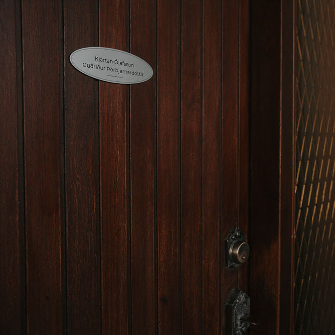 nafnaskilti-a-hurd-silfur-akryl-sporoskjulaga-heimilisfang-ekkert-synishorn