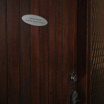 nafnaskilti-a-hurd-silfur-akryl-sporoskjulaga-heimilisfang-ekkert-synishorn