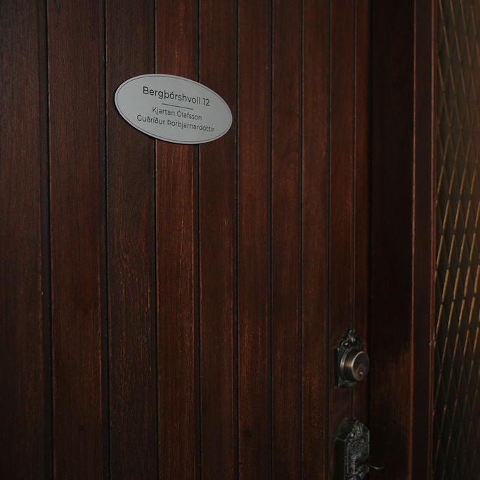 nafnaskilti-a-hurd-silfur-akryl-sporoskjulaga-heimilisfang-synishorn
