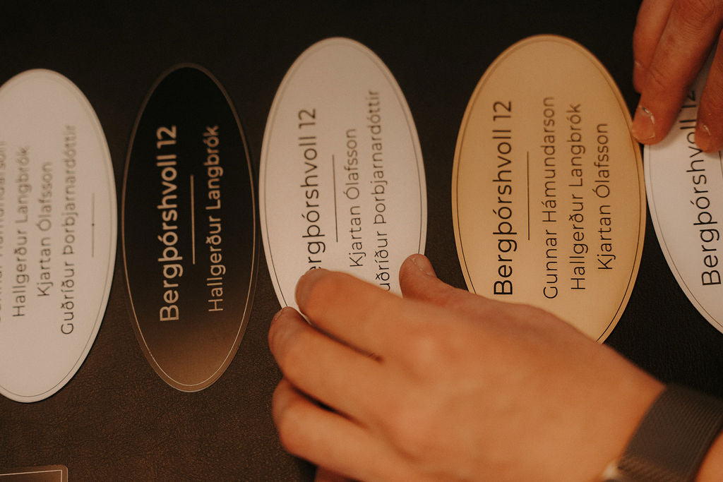 nafnaskilti-a-hurd-sporoskjulaga-allir-litir