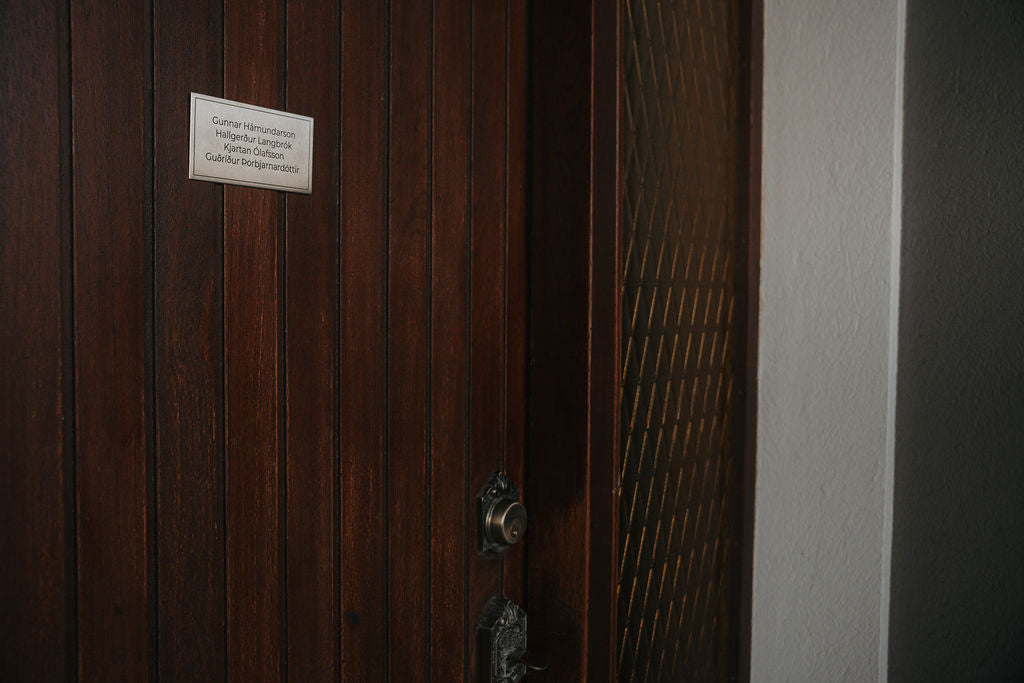 Hurðaskilti úr stáli og messing – nafnaskilti á hurð