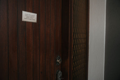 Hurðaskilti úr stáli og messing – nafnaskilti á hurð