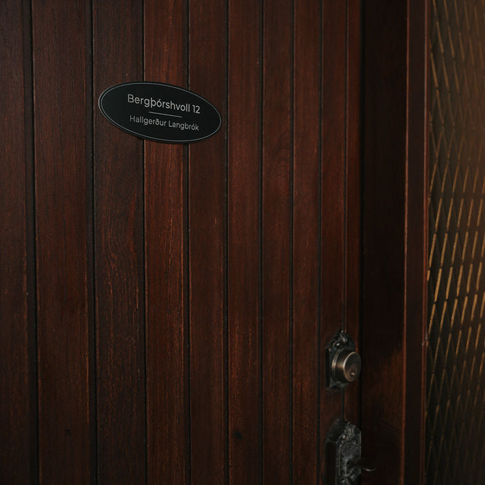 nafnaskilti-a-hurd-svart-akryl-spor-heimilisfang-synishorn