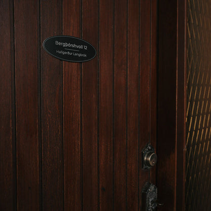 nafnaskilti-a-hurd-svart-akryl-spor-heimilisfang-synishorn