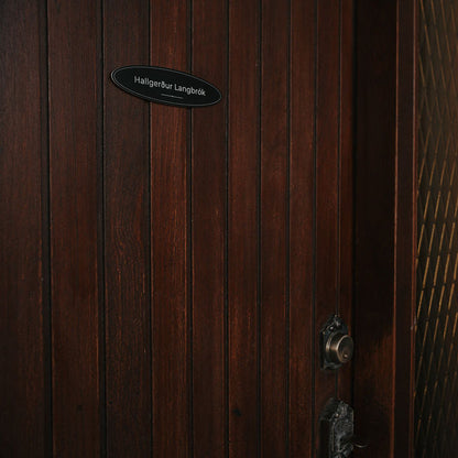 nafnaskilti-a-hurd-svart-akryl-sporoskjulaga-heimilisfang-ekkert-synishorn