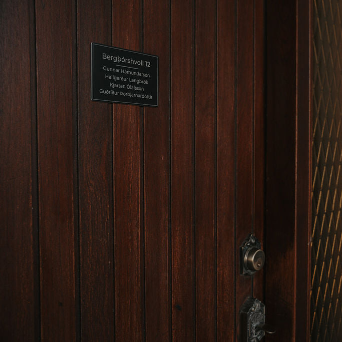 nafnaskilti-a-hurd-svart-akryl-sporoskjulaga-heimilisfang-synishorn