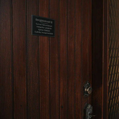 nafnaskilti-a-hurd-svart-akryl-sporoskjulaga-heimilisfang-synishorn