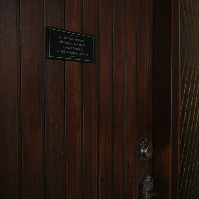 nafnaskilti-a-hurd-svart-al-ekkert-heimilisfang-synishorn